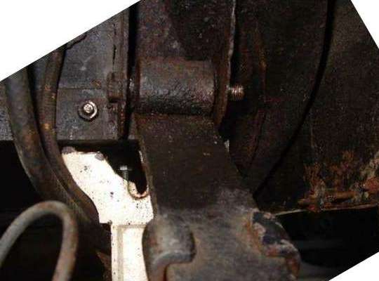 frozen bolt in front eye of leaf spring